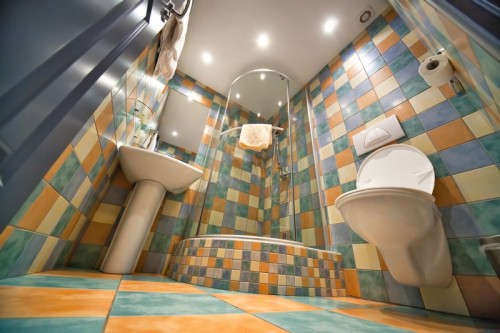 Příliš barevné koupelny již nejsou moc oblíbené, zdroj: shutterstock.com