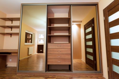 Vestavěné skříně dovolí využít váš prostor na maximum, zdroj: shutterstock.com